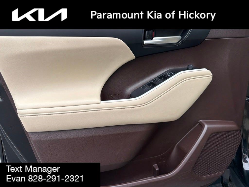 Used 2020 Toyota Highlander XLE FWD image 18