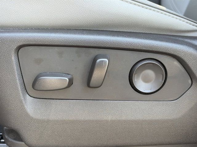 Used 2023 GMC Yukon SLT w/ SLT Premium Package image 17