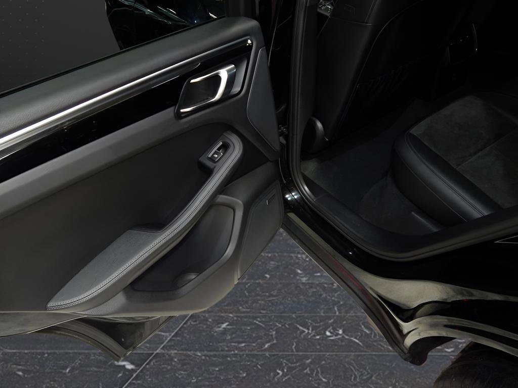 Used 2018 Porsche Macan Sport Edition image 32