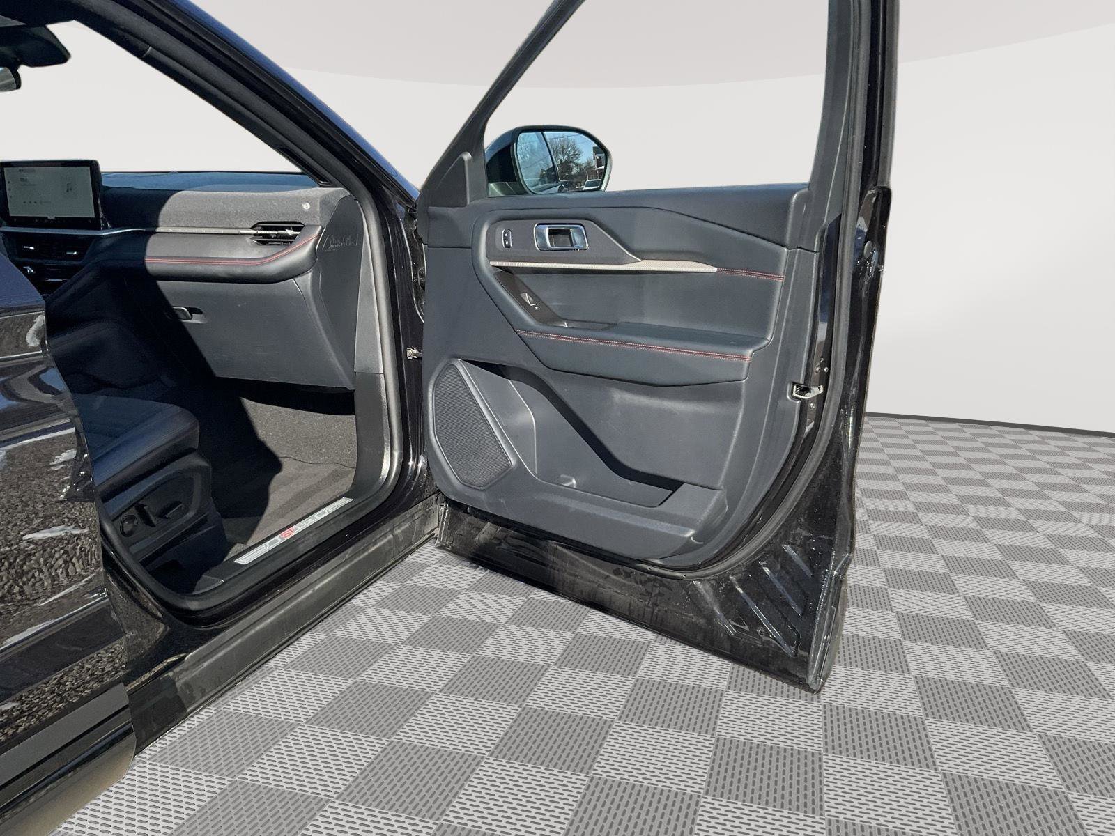 Used 2025 Ford Explorer ST-Line image 13