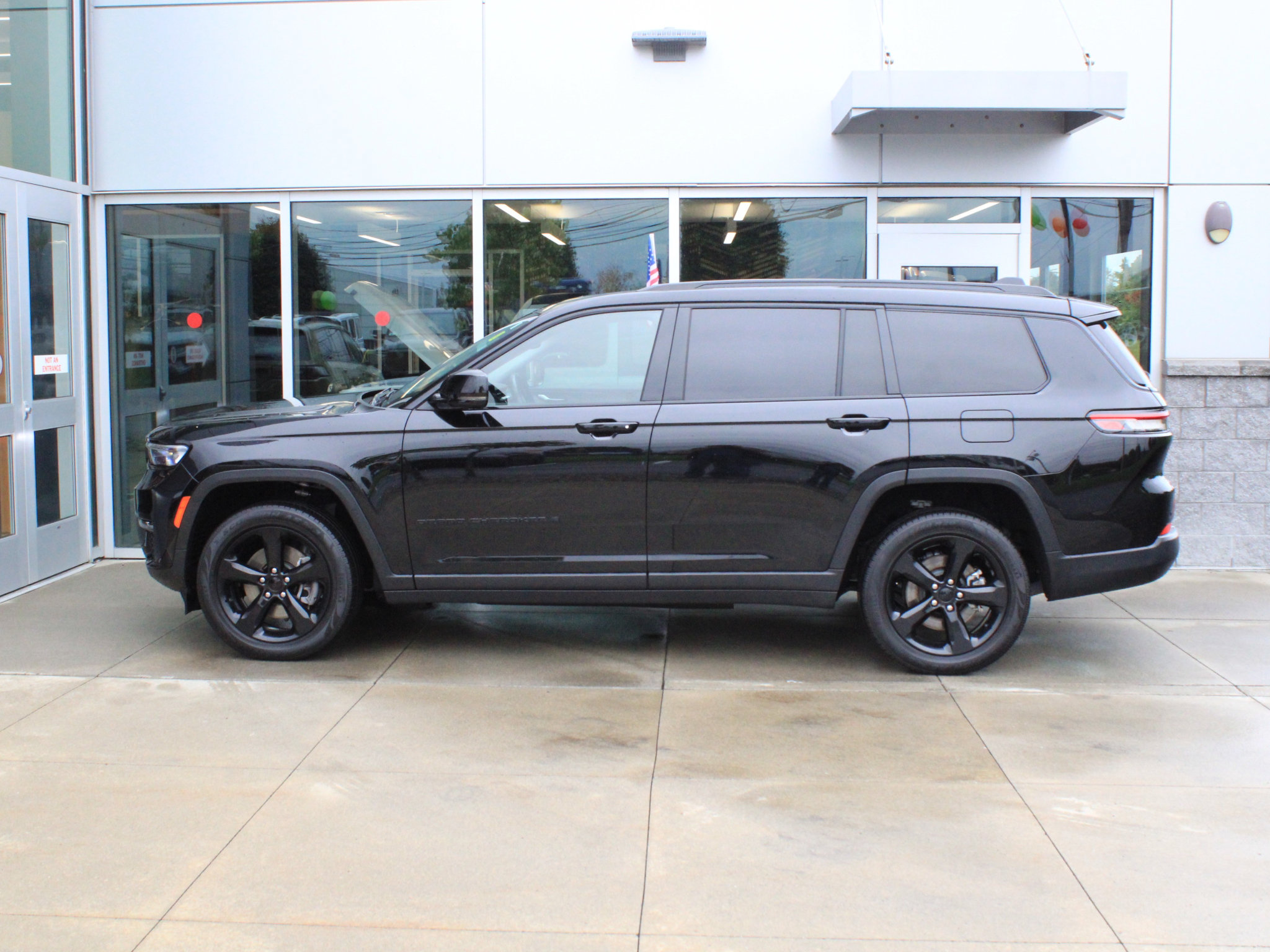 Used 2022 Jeep Grand Cherokee L Limited w/ Black Appearance Package AWD/4WD image 5
