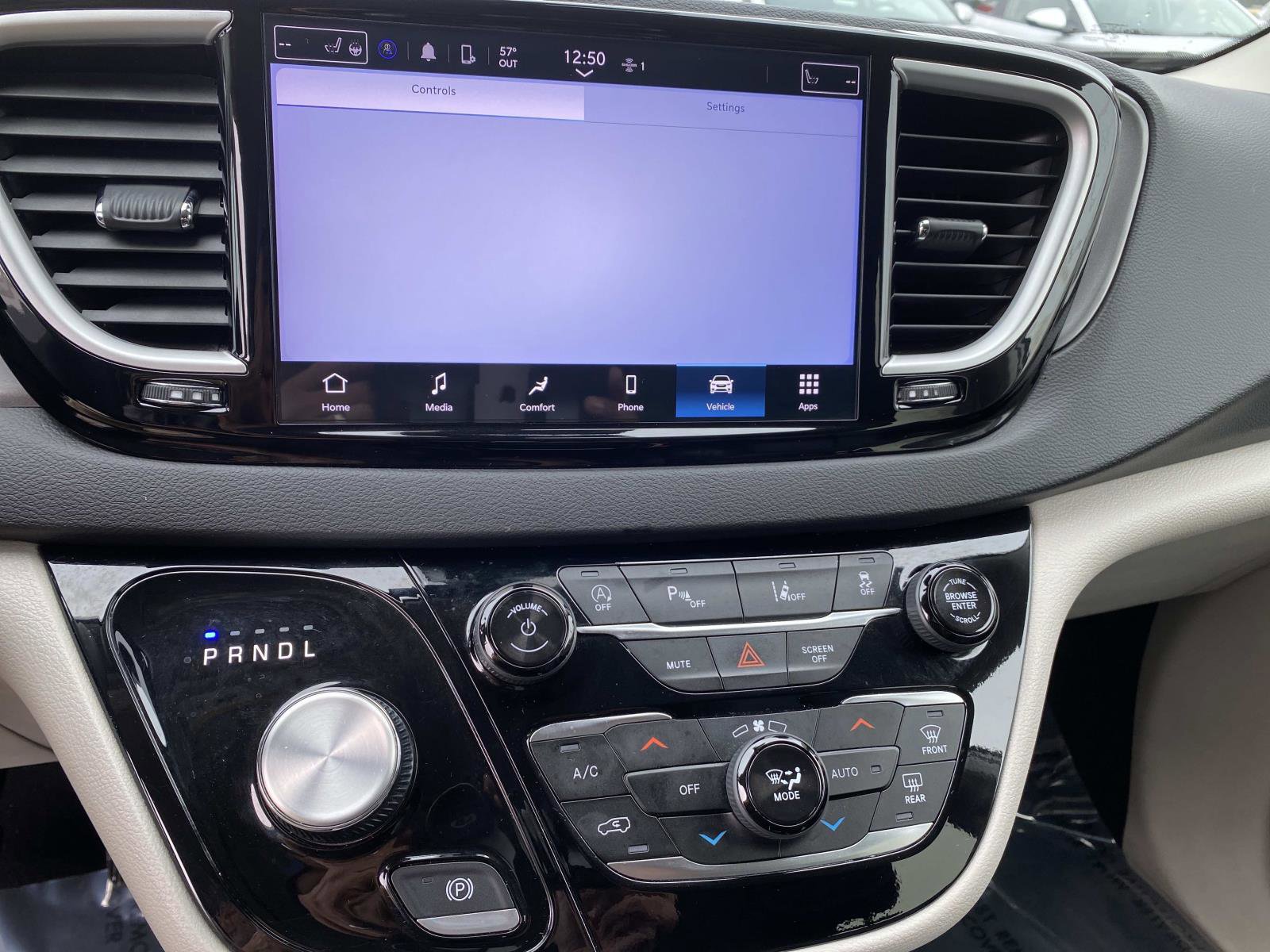 Used 2024 Chrysler Pacifica Touring-L FWD image 11