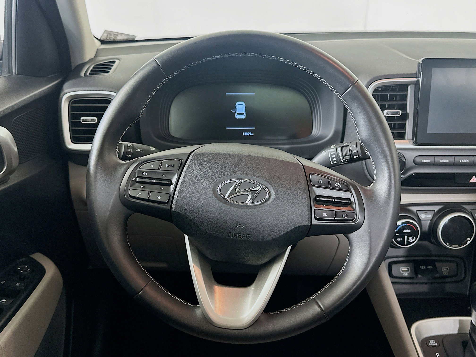 Used 2025 Hyundai Venue SEL image 18