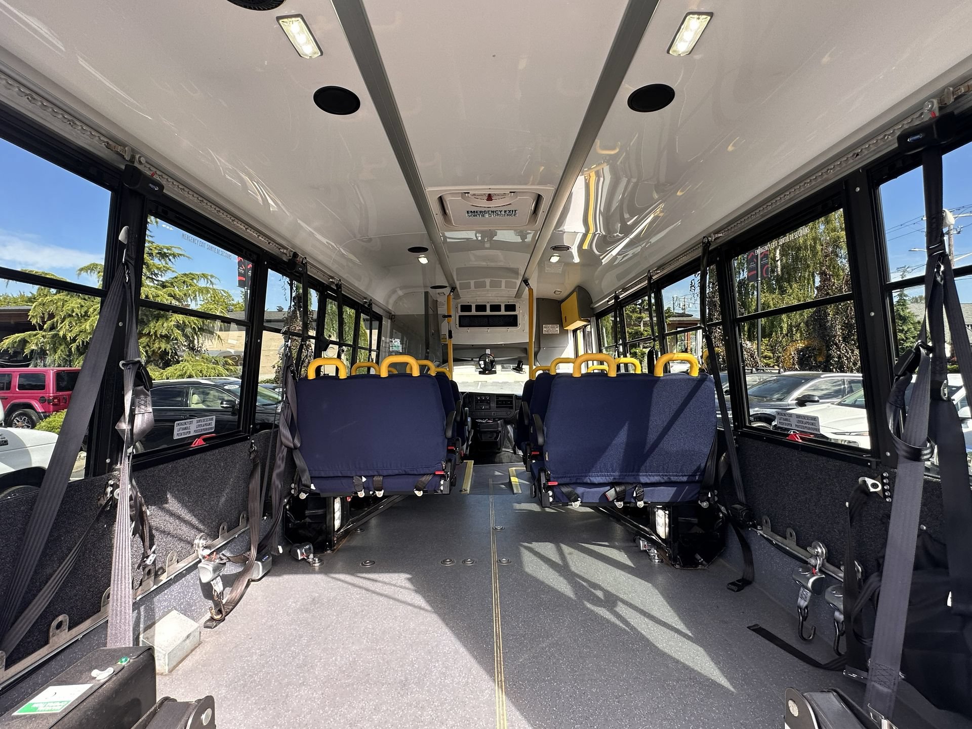 Used 2015 Chevrolet Express 4500 RWD image 24