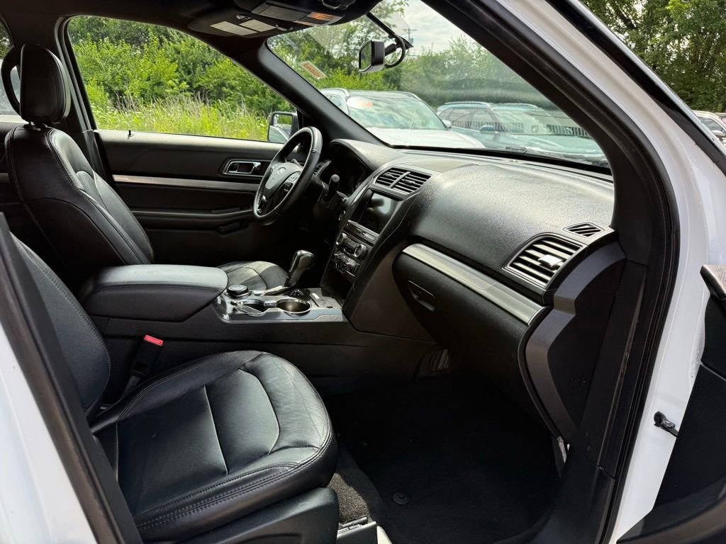 Used 2018 Ford Explorer XLT w/ Equipment Group 202A AWD/4WD image 26