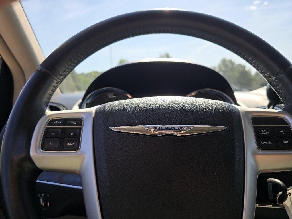 Used 2016 Chrysler Town & Country Touring FWD image 30