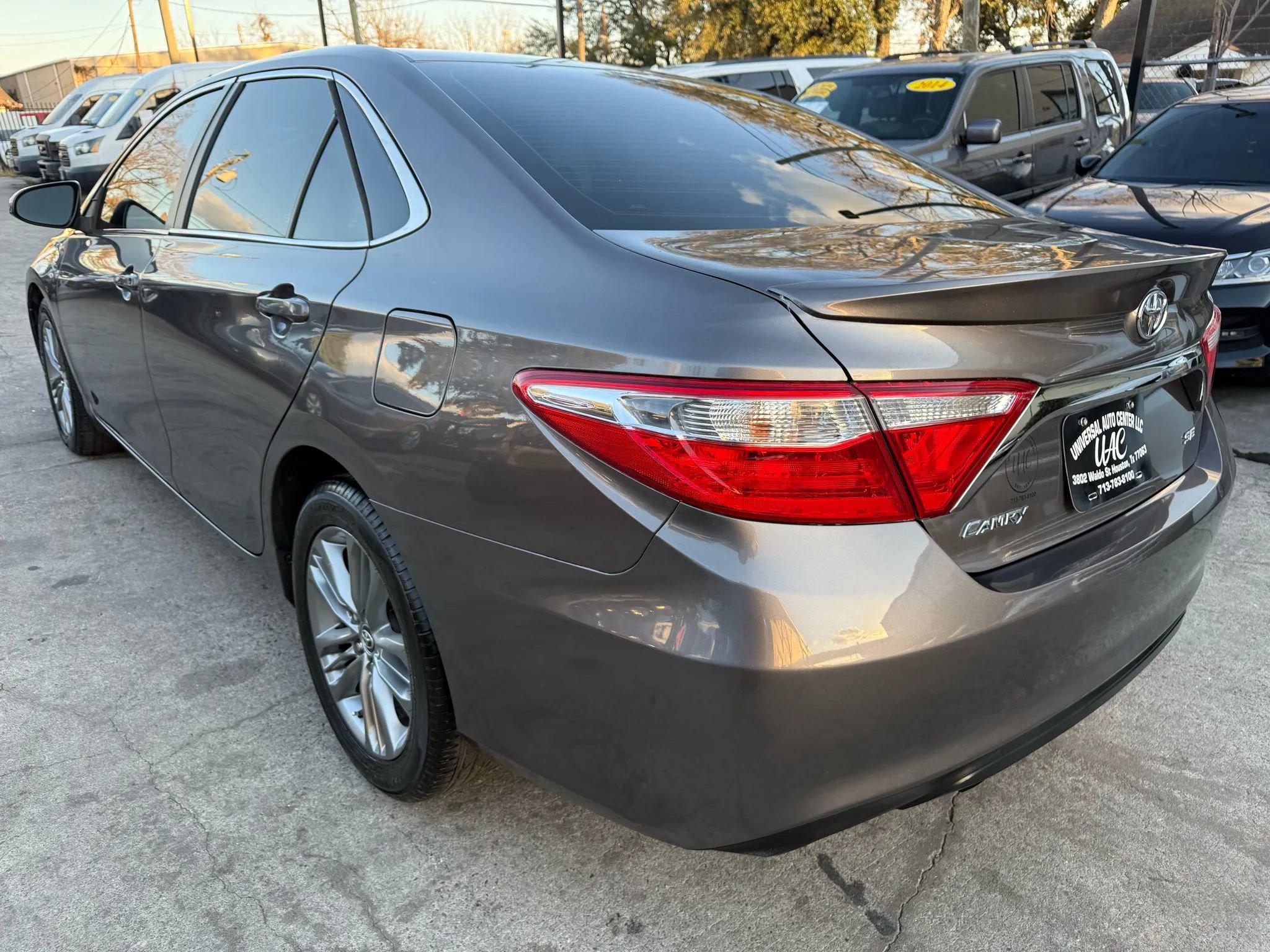 Used 2015 Toyota Camry SE FWD image 5