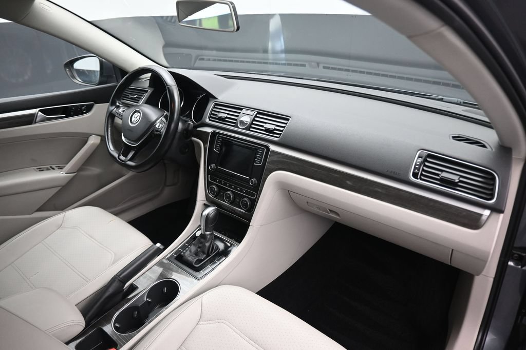 Used 2017 Volkswagen Passat 1.8T SE FWD image 43