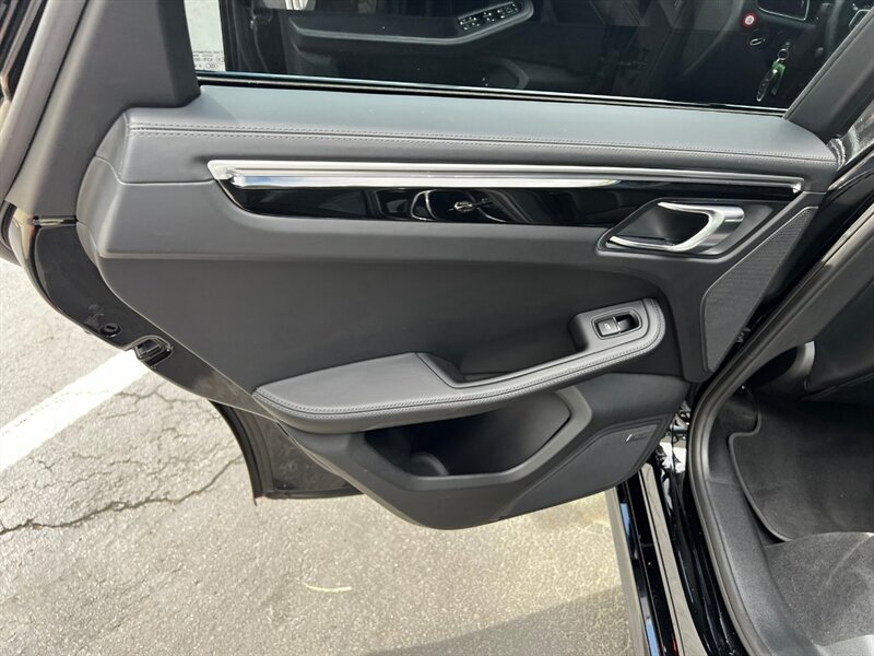 Used 2017 Porsche Macan Turbo AWD/4WD image 21