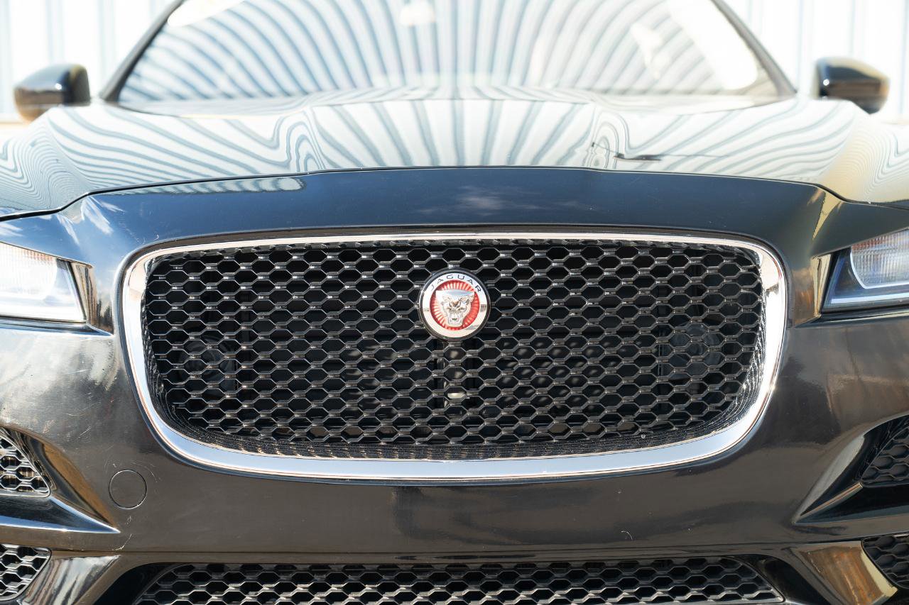 Used 2017 Jaguar F-PACE Premium image 4