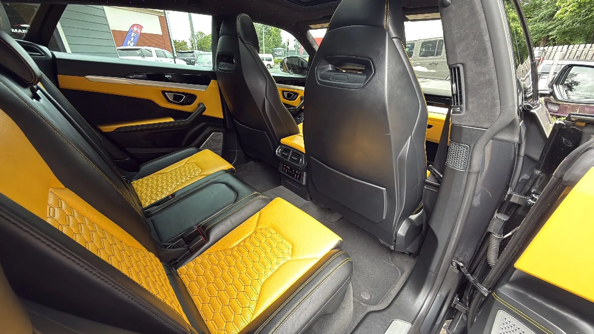 Used 2019 Lamborghini Urus AWD/4WD image 27