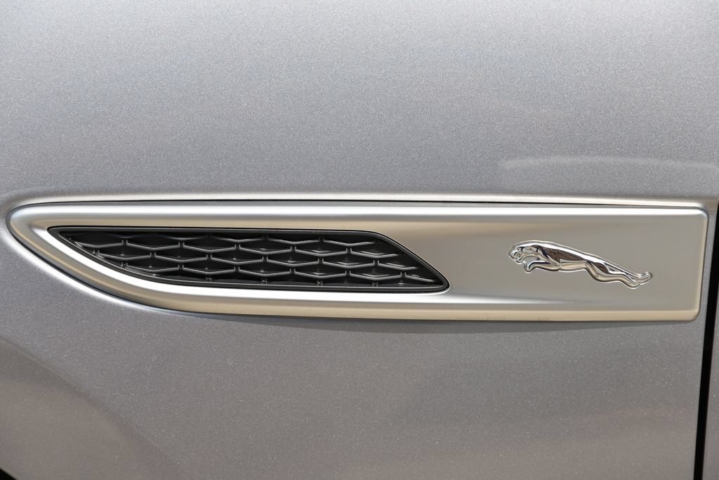 Certified 2026 Jaguar F-PACE R-Dynamic S AWD/4WD image 8