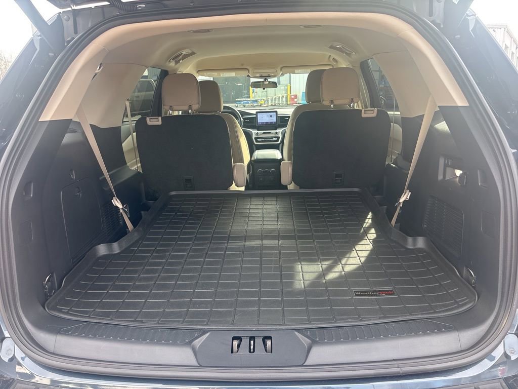 Used 2022 Ford Explorer XLT image 11