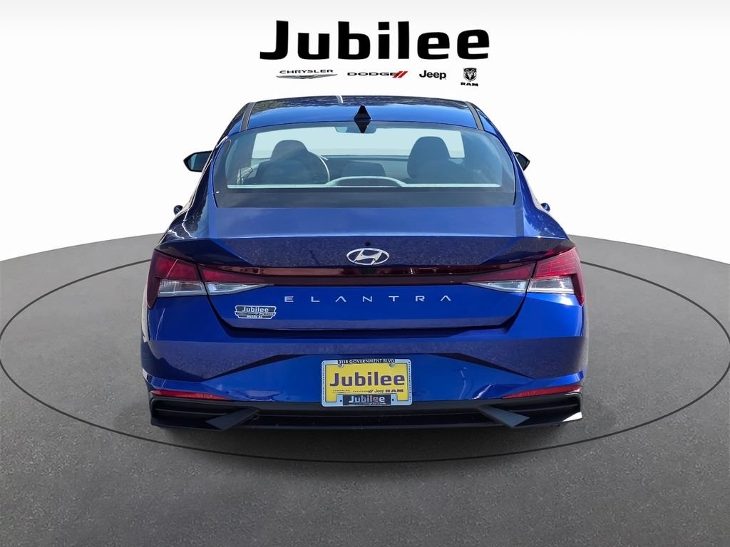 Used 2023 Hyundai Elantra SEL w/ Convenience Package FWD image 3