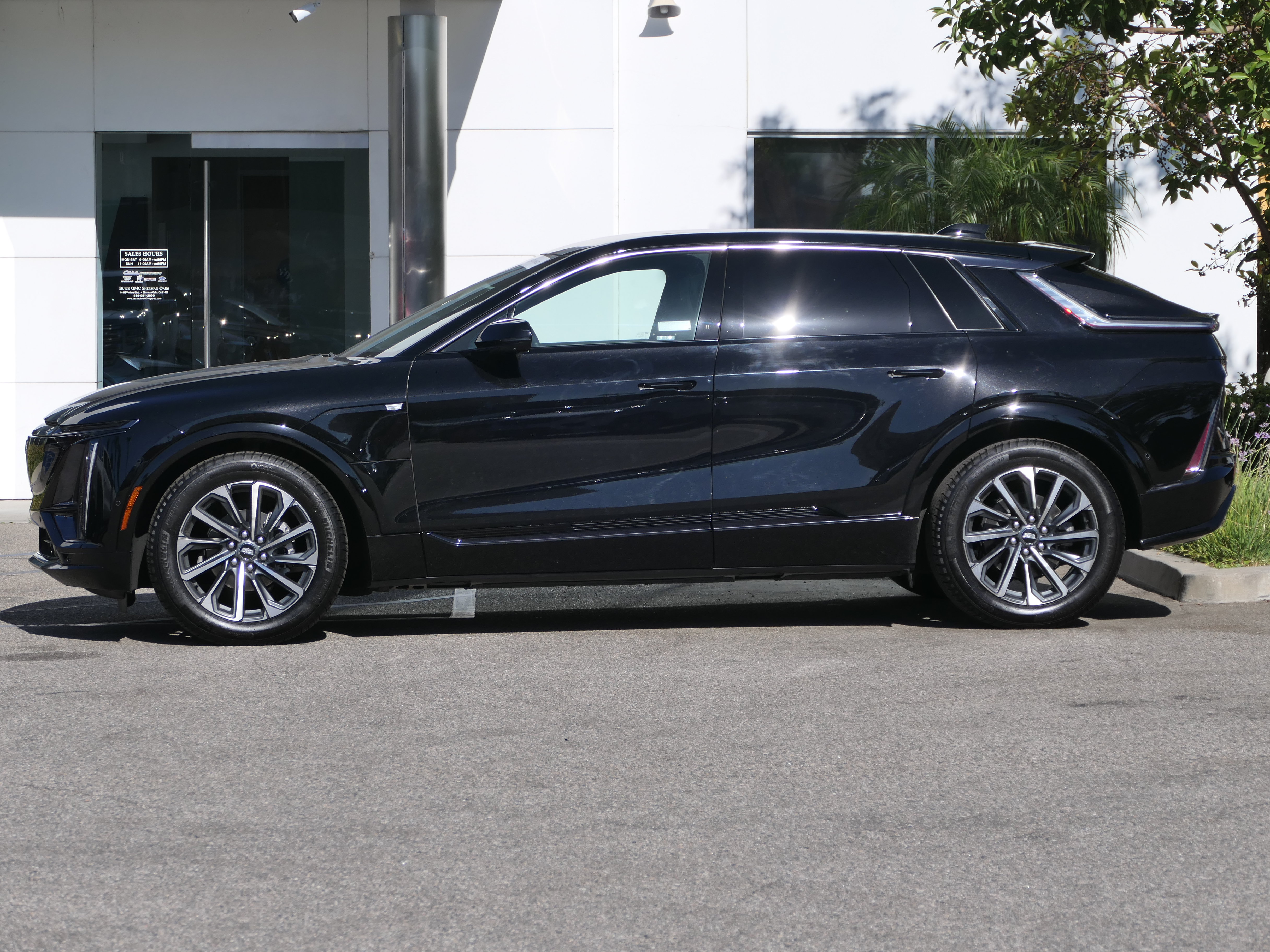 Certified 2024 Cadillac Lyriq Sport AWD/4WD image 2