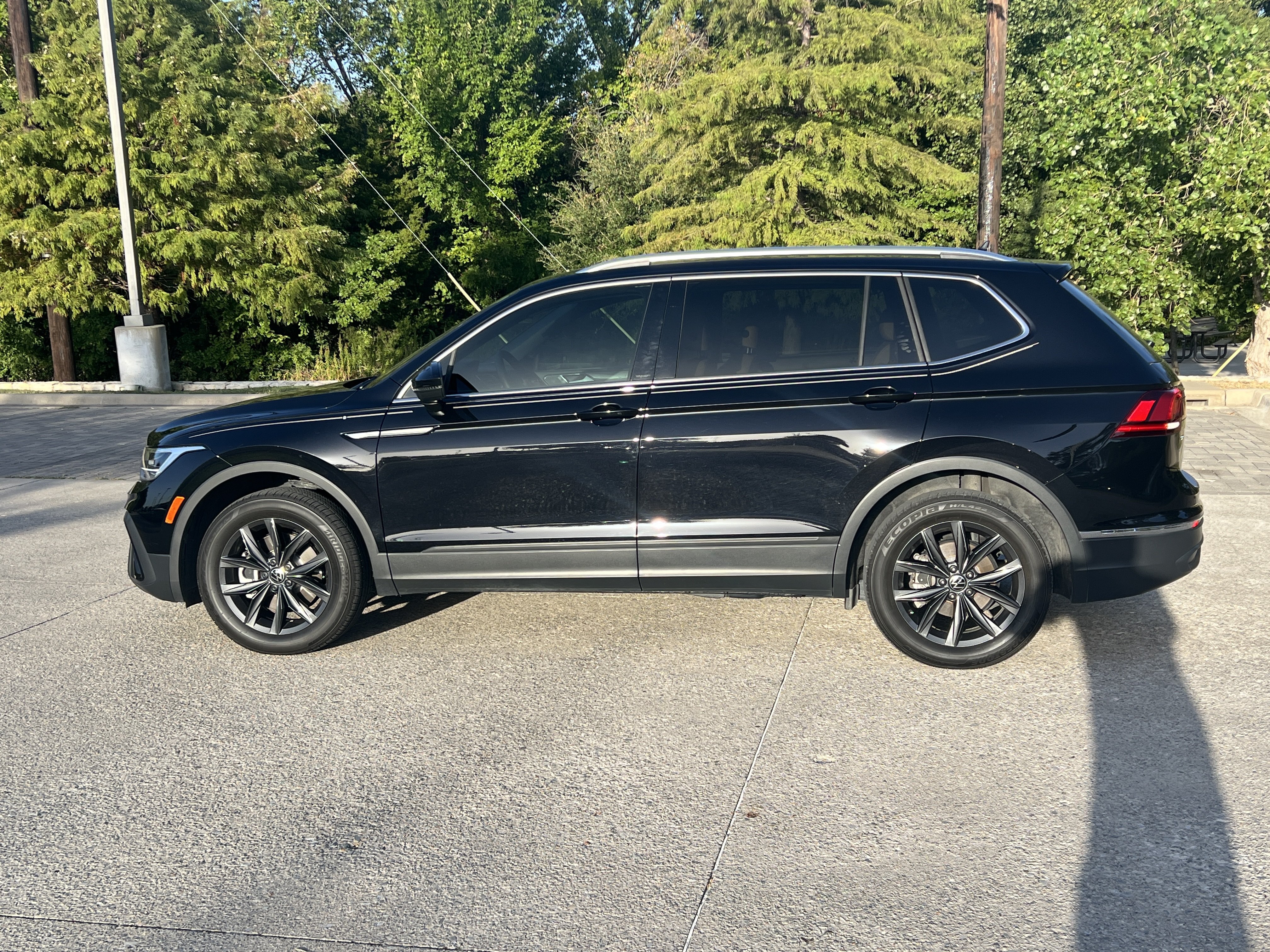 Used 2024 Volkswagen Tiguan SE w/ MDO Package, Three-Row FWD image 6