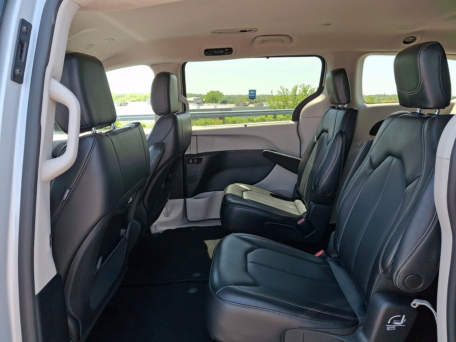 Certified 2023 Chrysler Pacifica Touring-L FWD image 11