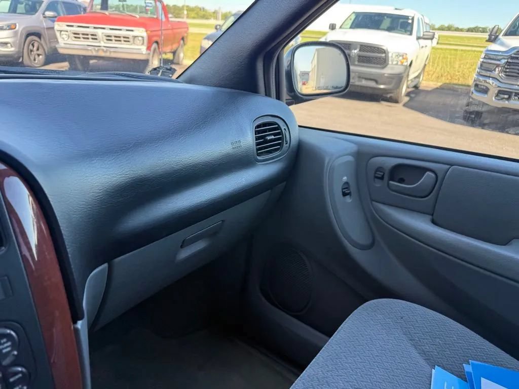 Used 2005 Chrysler Town & Country LX w/ Popular Equipment Group II FWD image 15
