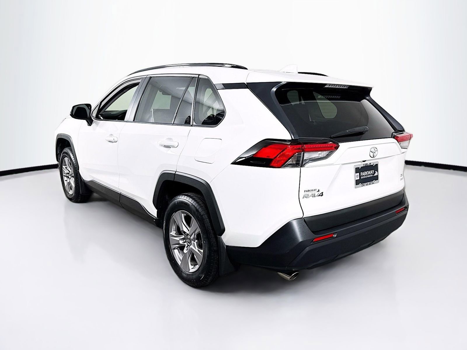 Used 2023 Toyota RAV4 XLE w/ Convenience Package image 5