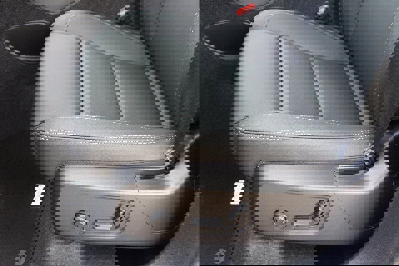 New 2026 Volvo XC40 B5 Plus w/ Protection Package Premier image 19