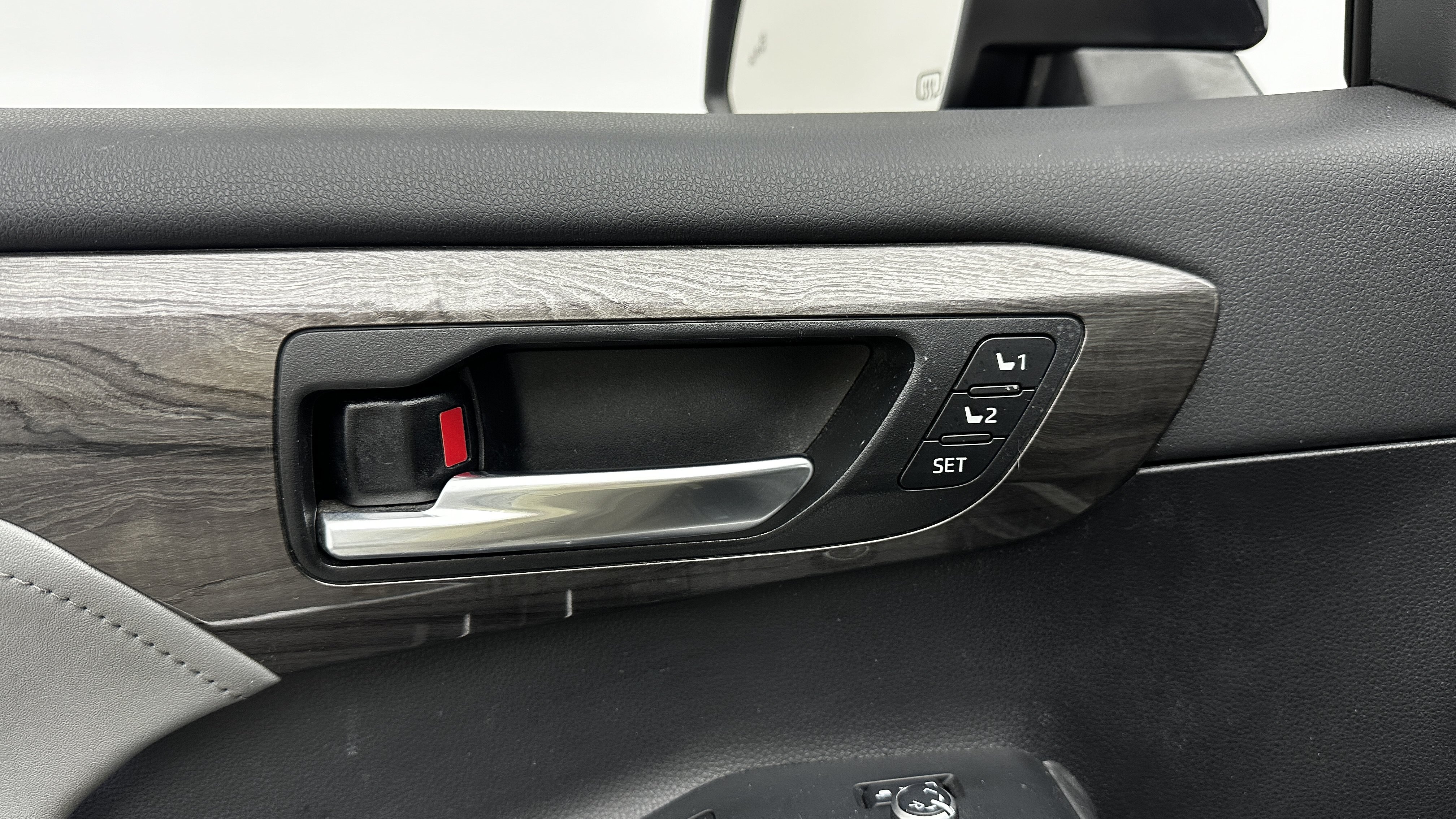 Used 2023 Toyota Highlander Limited FWD image 12
