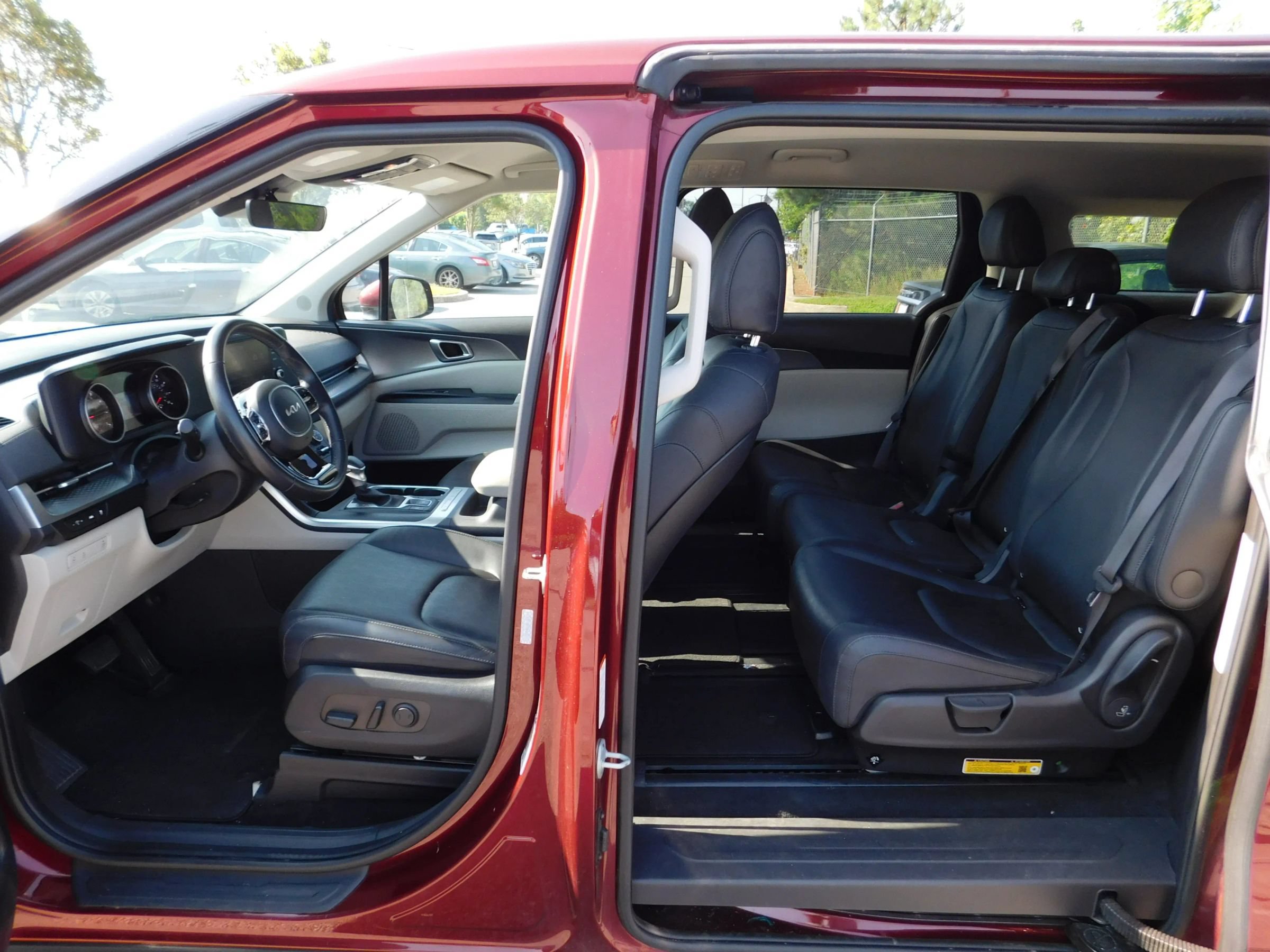 Used 2024 Kia Carnival LX FWD image 9