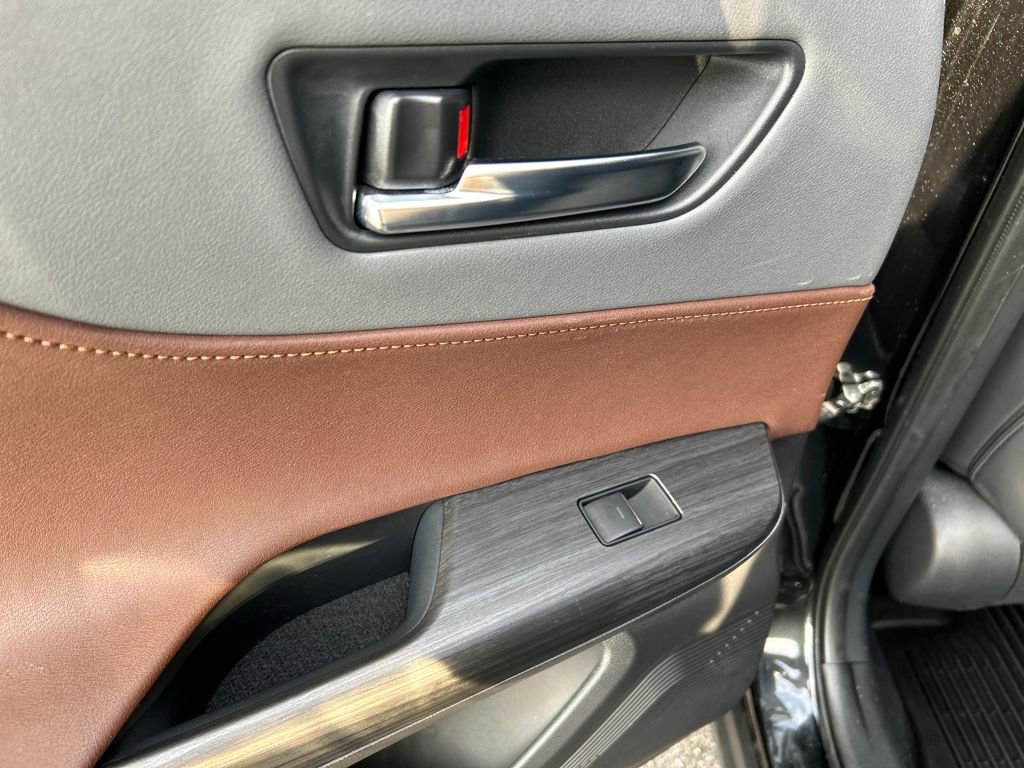 Used 2023 Toyota Venza XLE image 23