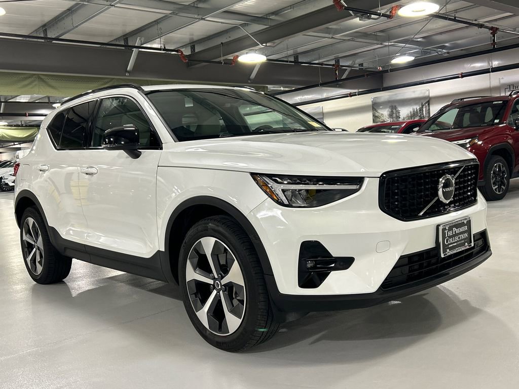 Certified 2023 Volvo XC40 B5 Plus image 1