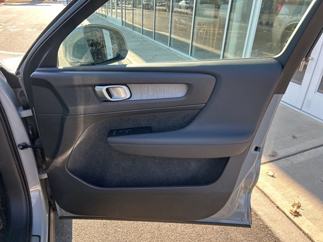 Certified 2025 Volvo XC40 B5 Plus AWD/4WD image 14