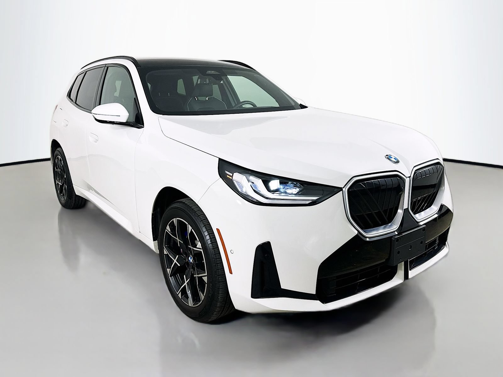 Used 2025 BMW X3 xDrive30i w/ Premium Package AWD/4WD image 3