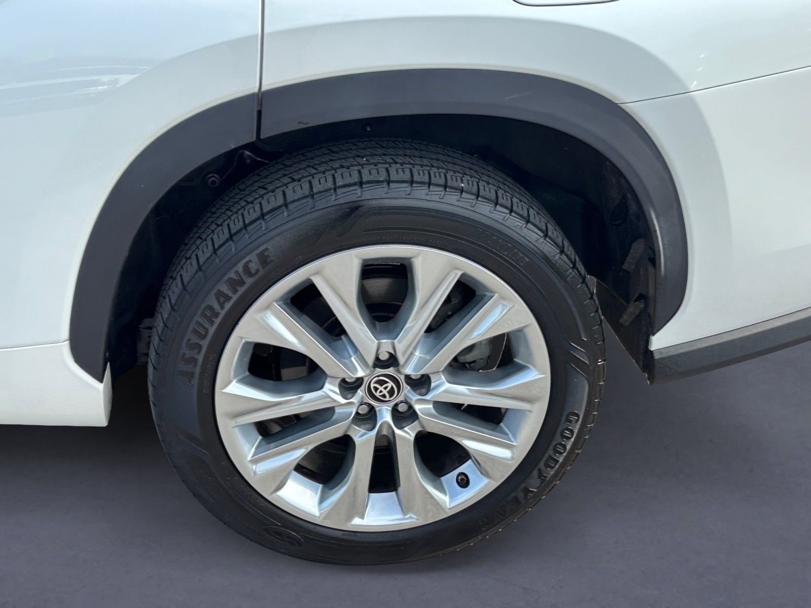 Used 2022 Toyota Highlander Limited FWD image 9