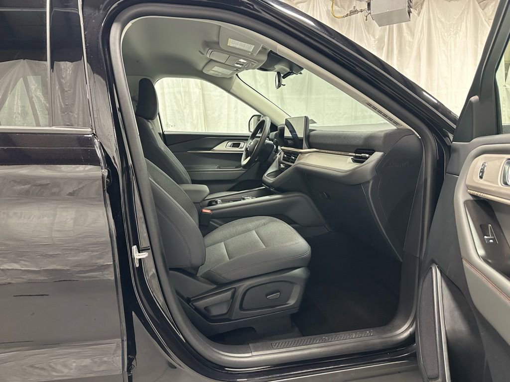 Used 2025 Ford Explorer Active AWD/4WD image 56