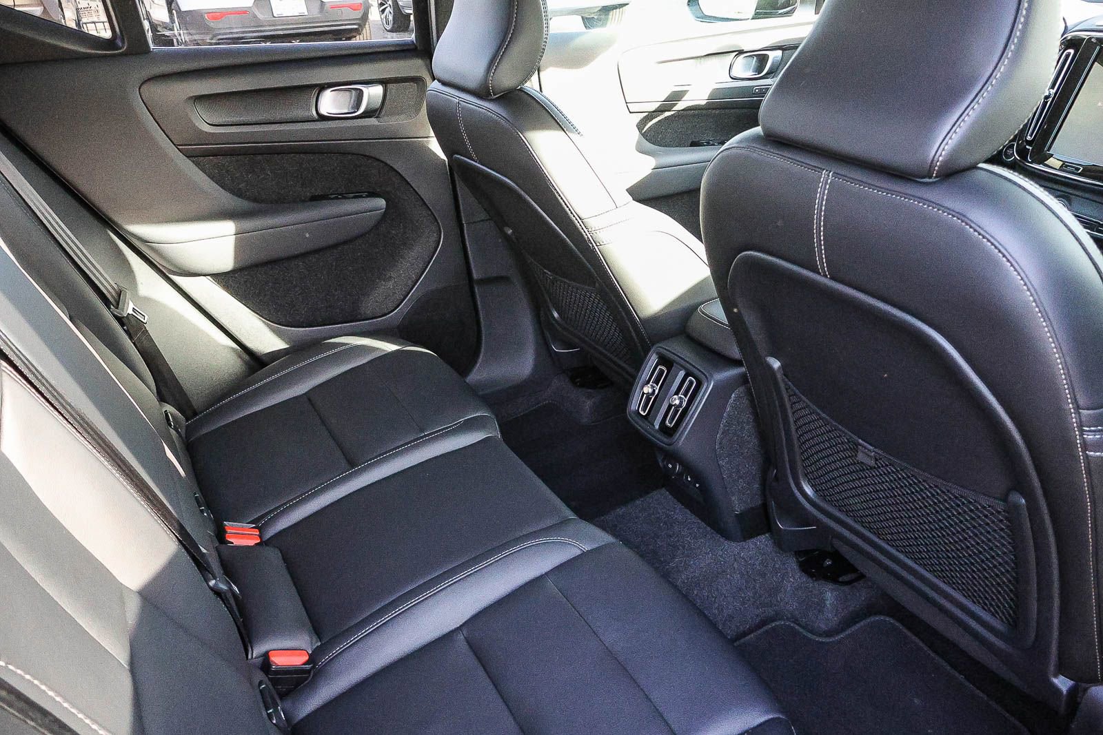 Used 2025 Volvo XC40 B5 Core image 21