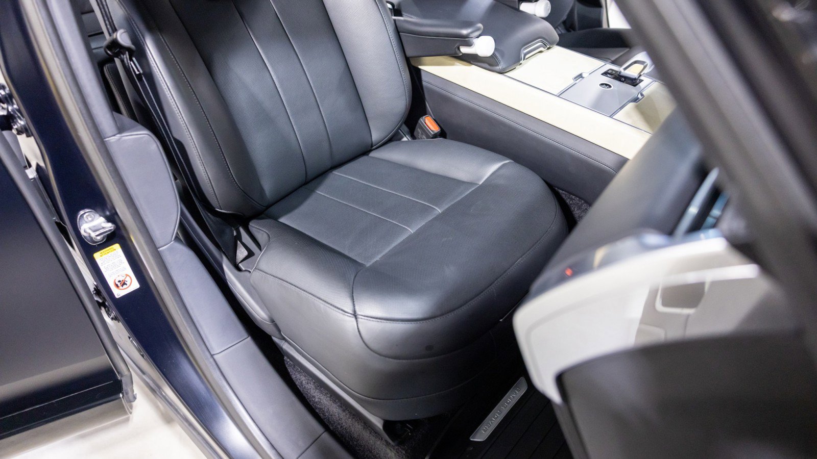 Used 2024 Land Rover Range Rover SV image 31