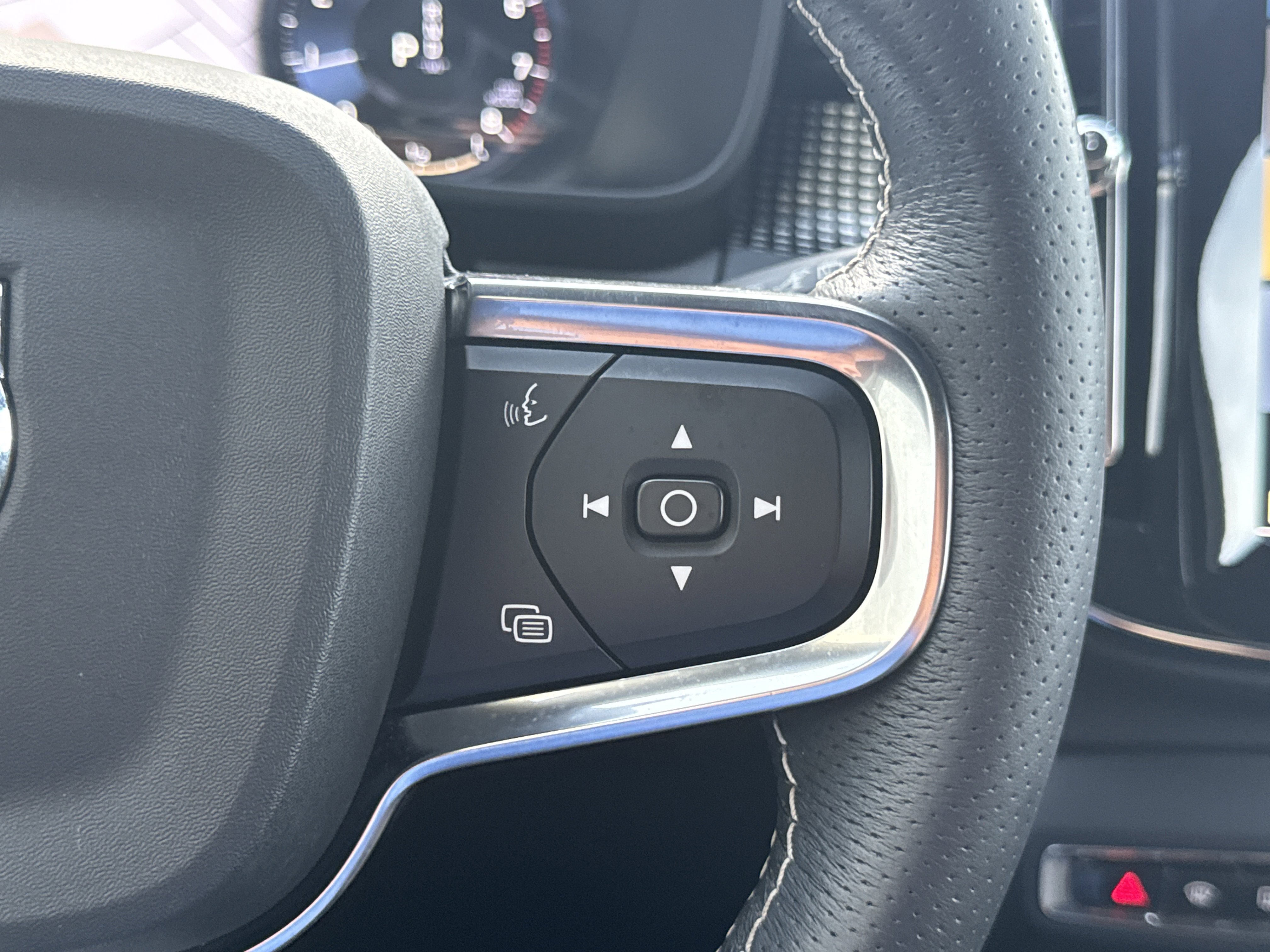 Used 2021 Volvo XC40 T5 R-Design w/ Advanced Package AWD/4WD image 8