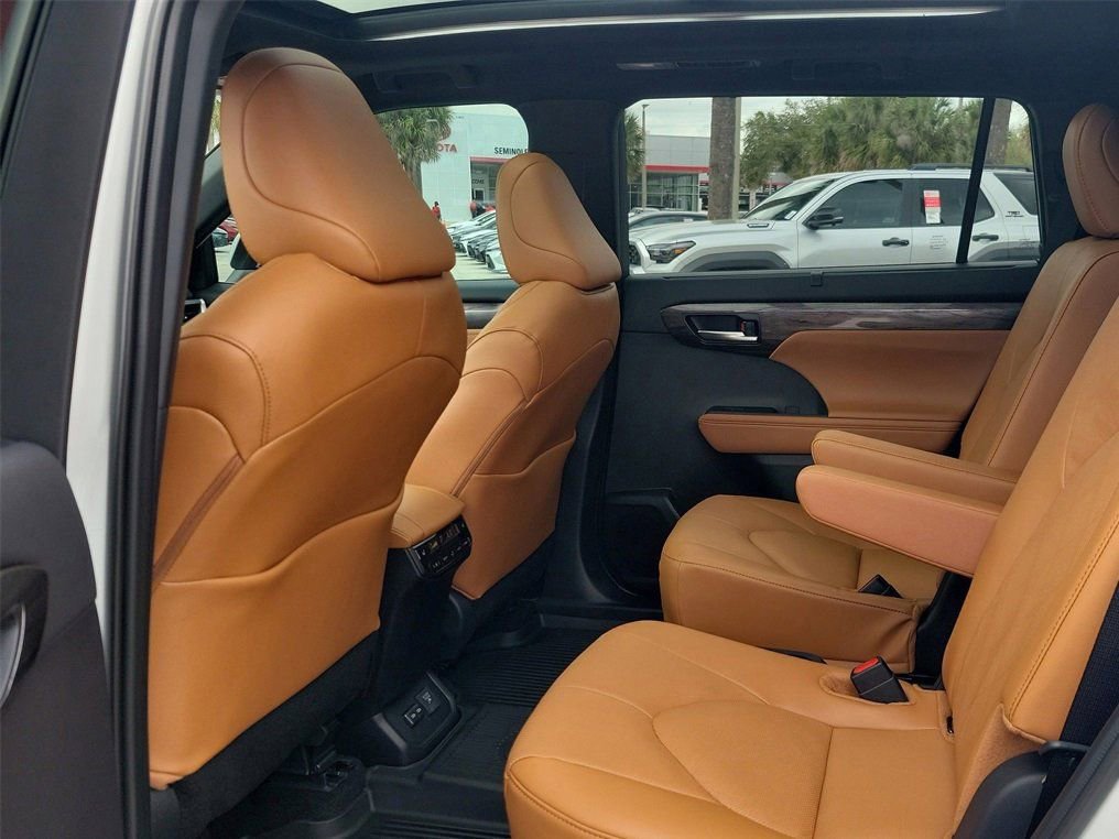 New 2026 Toyota Highlander Platinum AWD/4WD image 12