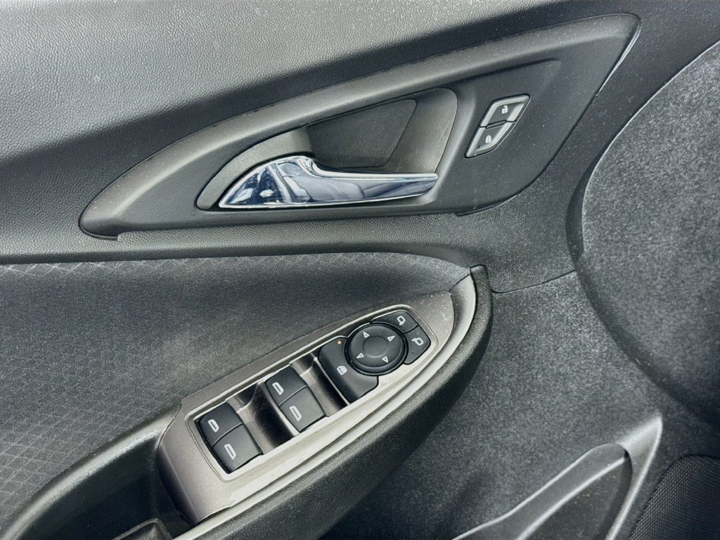 Used 2022 Chevrolet Malibu LS FWD image 17