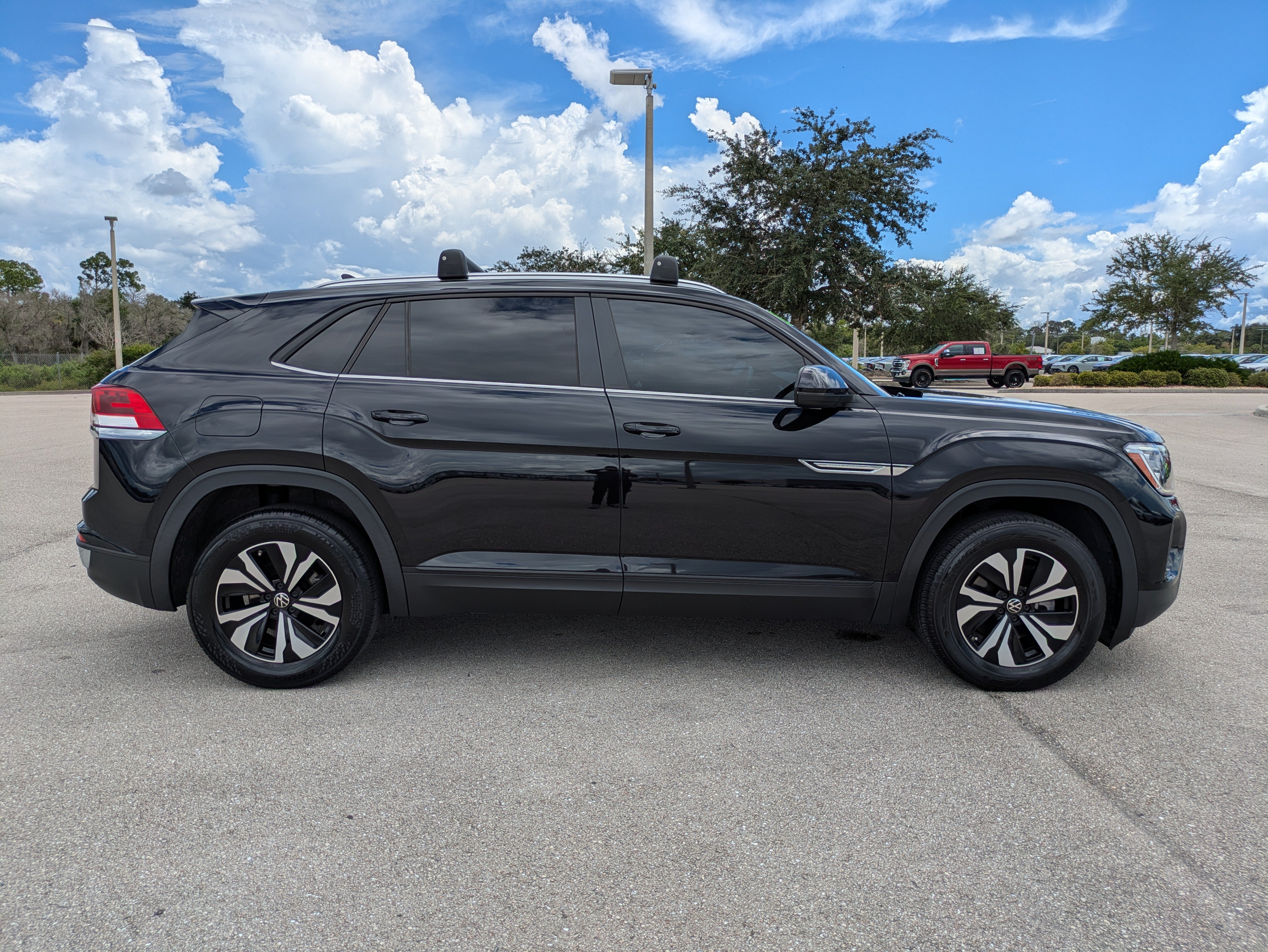 Used 2024 Volkswagen Atlas Cross Sport SE FWD image 3