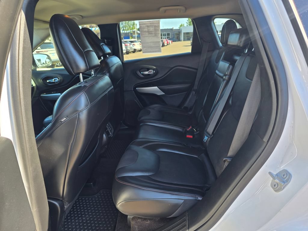 Used 2018 Jeep Cherokee Trailhawk AWD/4WD image 11