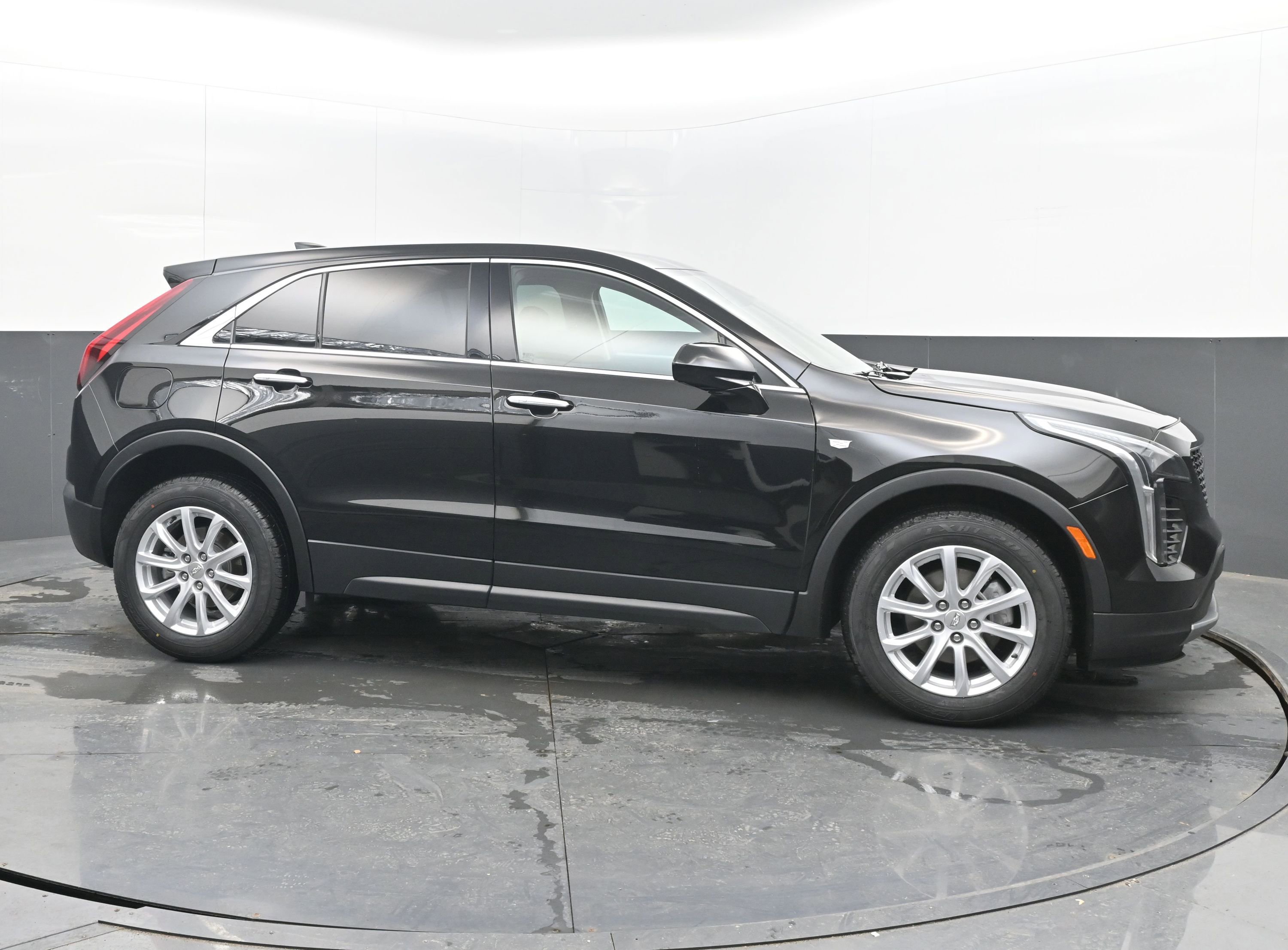 Used 2023 Cadillac XT4 Luxury w/ Cold Weather Package image 4