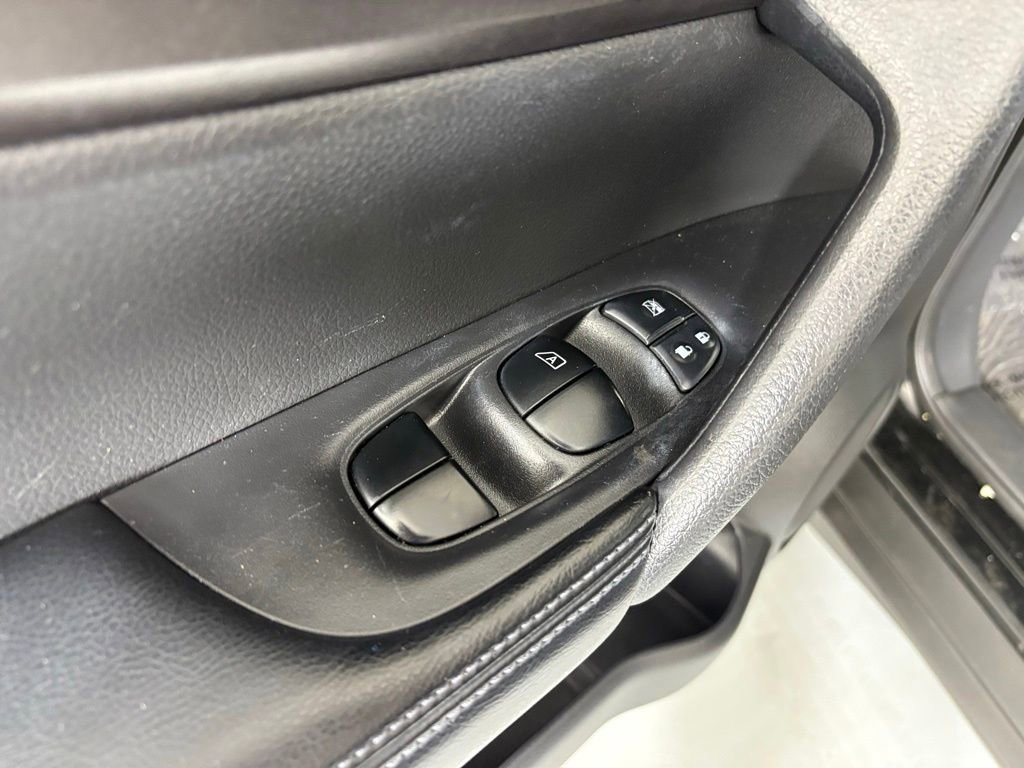 Used 2015 Nissan Rogue S image 14