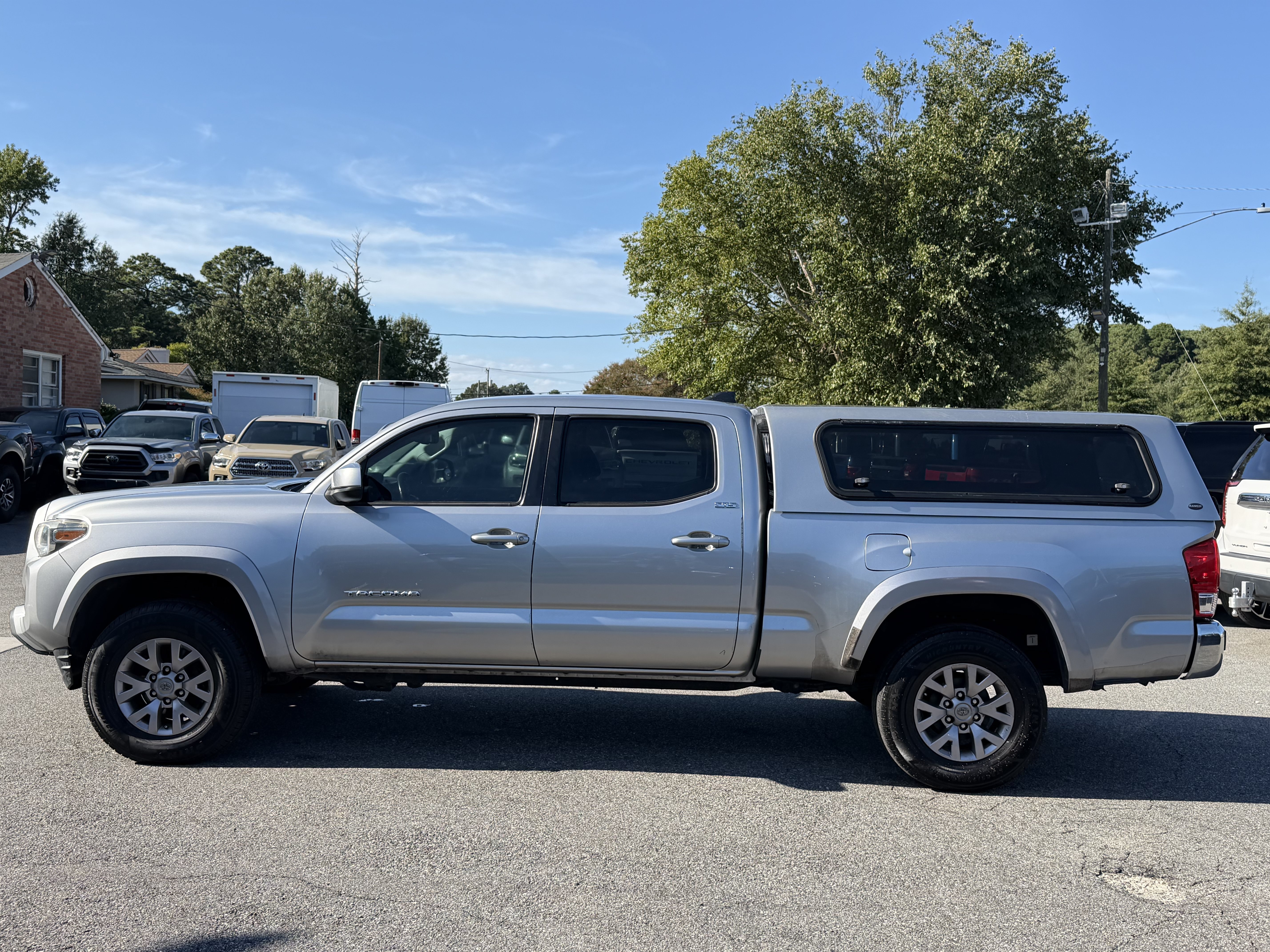 Used 2017 Toyota Tacoma SR5 w/ Tow Package AWD/4WD image 9