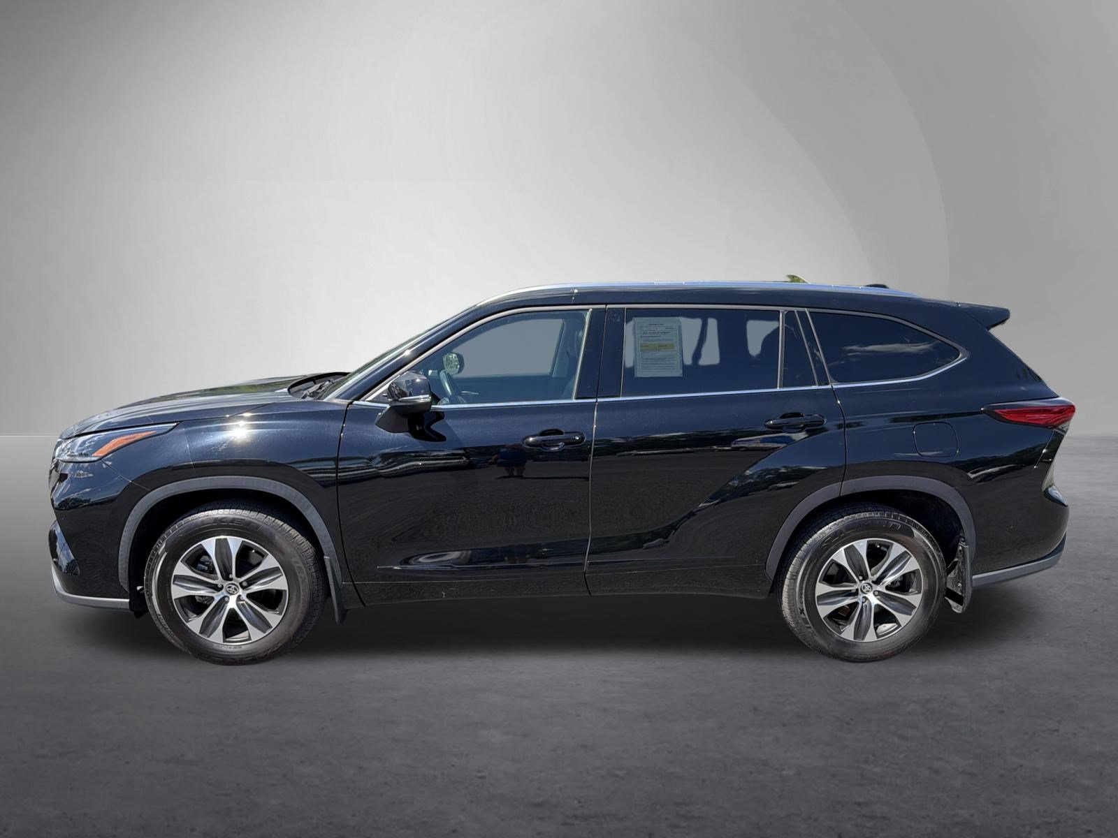 Used 2021 Toyota Highlander XLE AWD/4WD image 7