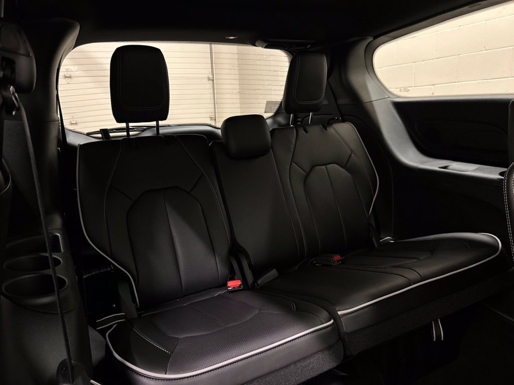 New 2027 Chrysler Pacifica Limited FWD image 12