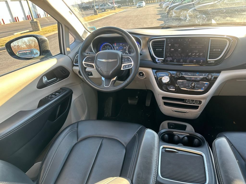 Used 2024 Chrysler Pacifica Touring-L FWD image 22