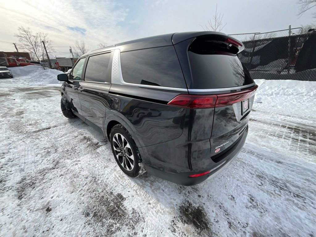 Used 2024 Kia Carnival EX image 4