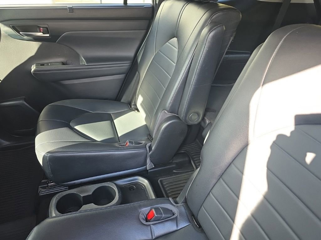 Used 2022 Toyota Highlander XLE image 20