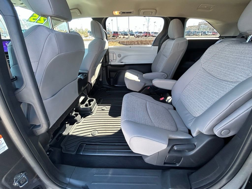 Used 2025 Toyota Sienna LE image 25