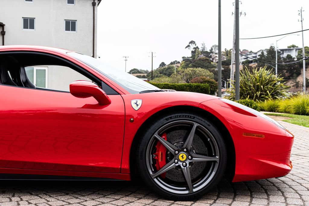 Used 2015 Ferrari 458 Italia Coupe RWD image 17