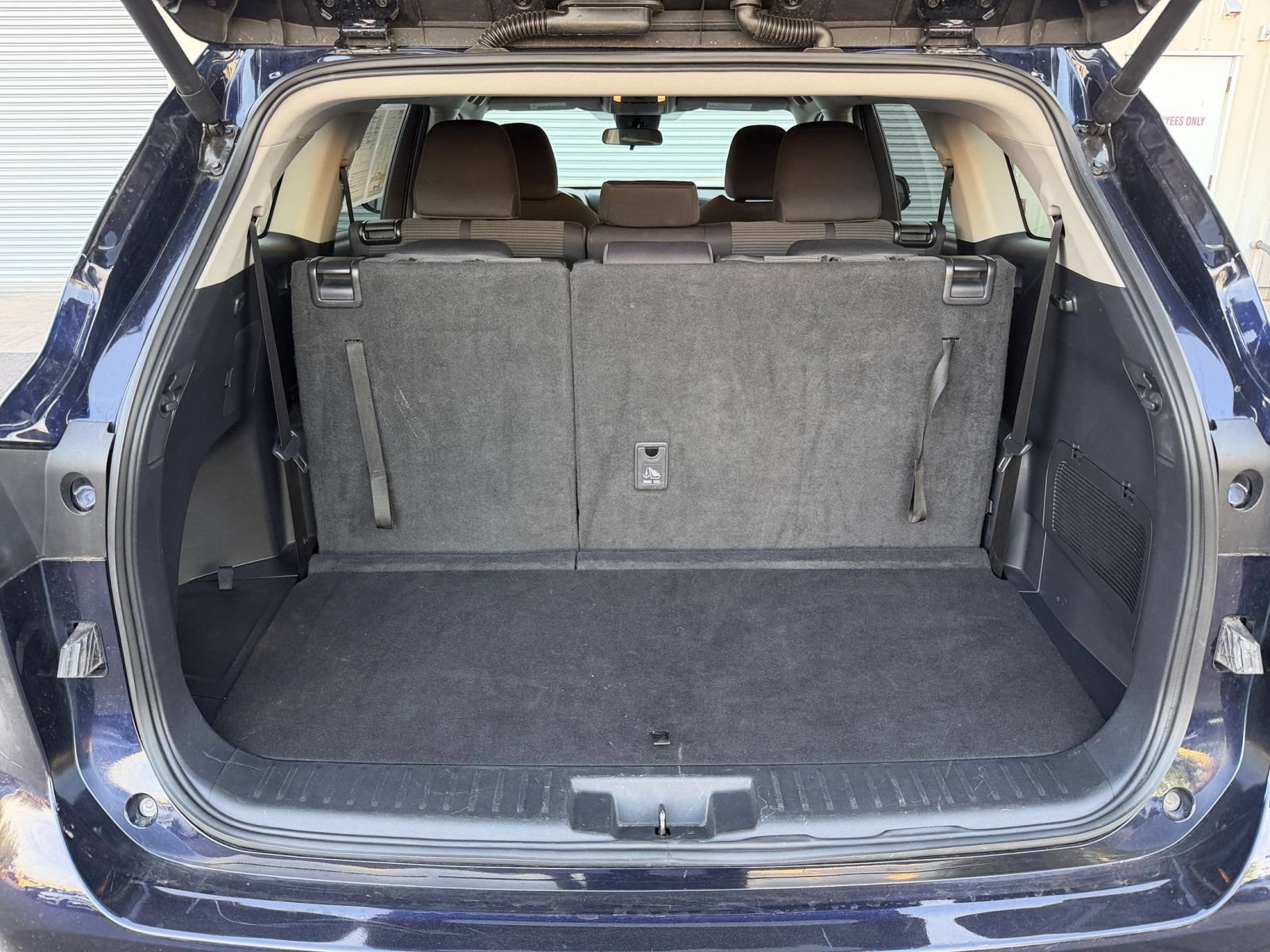 Used 2025 Toyota Highlander LE FWD image 33